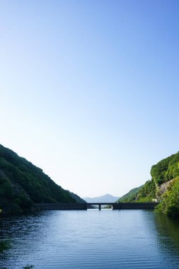 Nehir başı resmi doğa manzarası 