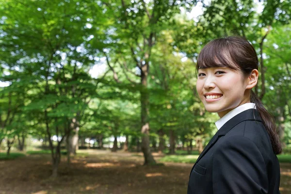 Glimlachend Zakenvrouw Imago Het Park — Stockfoto