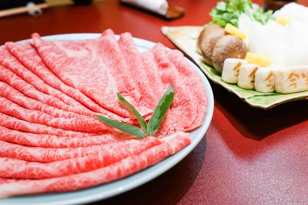 Japon güveci, dilimlenmiş et. 