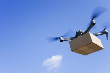 Mavi gökyüzü arka planında hava taşımacılığı için İHA kullanılıyor