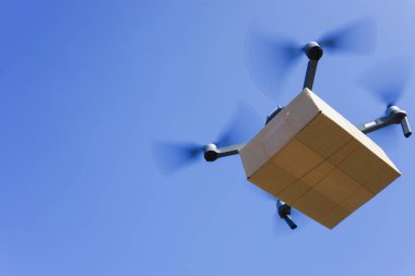 Mavi gökyüzü arka planında hava taşımacılığı için İHA kullanılıyor