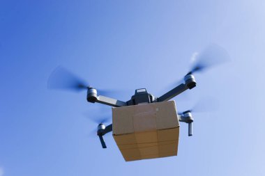 Mavi gökyüzü arka planında hava taşımacılığı için İHA kullanılıyor