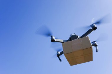Mavi gökyüzü arka planında hava taşımacılığı için İHA kullanılıyor