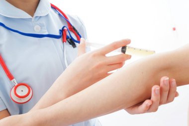 Doktor iğne yapıyor, stüdyo çekimi.