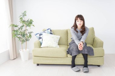 Kadın odada dinleniyor.