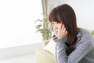 Kadın odada dinleniyor.