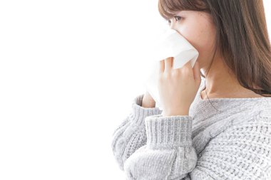 Kadın hasta ve burnunu siliyor.