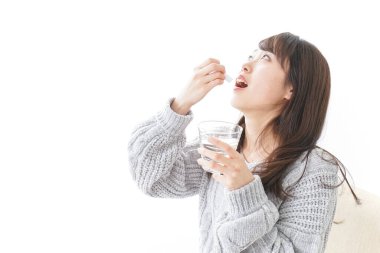 Pudralanmış ilaç alan bir kadın