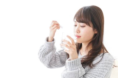 Pudralanmış ilaç alan bir kadın