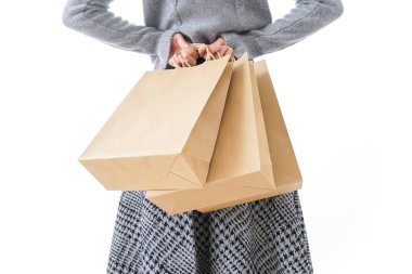 Çantalı bir kadın, alışveriş geçmişi var. 