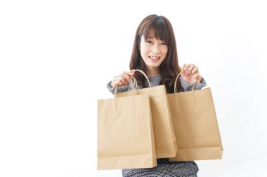 Alışveriş konsepti, el çantası taşıyan genç kadın.