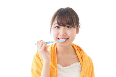 Dişlerini fırçalayan kadın