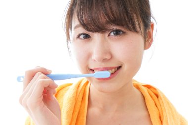 Dişlerini fırçalayan kadın.