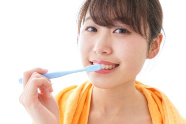 Dişlerini fırçalayan kadın.