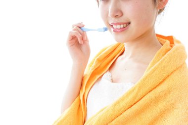 Dişlerini fırçalayan kadın.