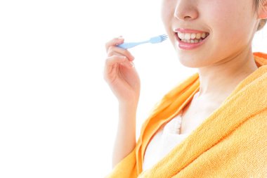 Dişlerini fırçalayan kadın.