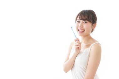 Dişlerini fırçalayan kadın.