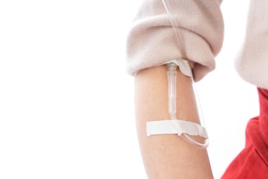 Hemşire kadını damlatıyor.