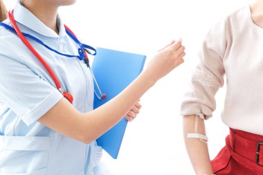 Hemşire kadını damlatıyor.