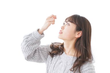 Göz damlası koyan kadın