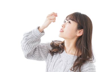 Göz damlası koyan kadın