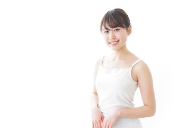 Beyaz tenli genç kadın. 