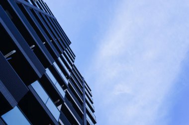 Mavi gökyüzü arkaplanına karşı kule