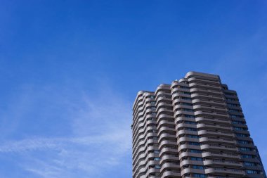 Mavi gökyüzü arkaplanına karşı kule