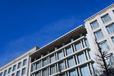 Mavi gökyüzü arkaplanına karşı kule