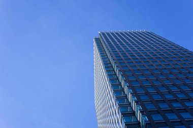 Mavi gökyüzü arkaplanına karşı kule