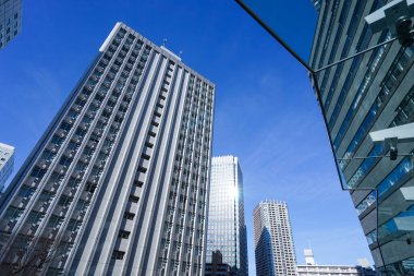 Mavi gökyüzü arkaplanına karşı kule