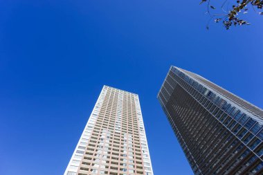 Mavi gökyüzü arkaplanına karşı kule