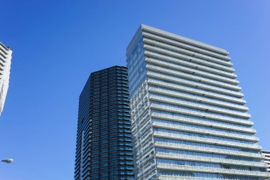 Mavi gökyüzü arkaplanına karşı kule