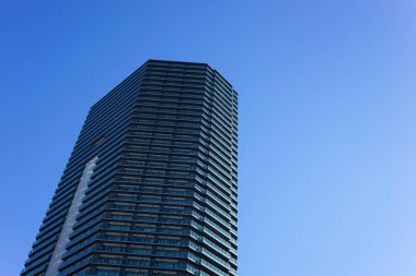 Mavi gökyüzü arkaplanına karşı kule