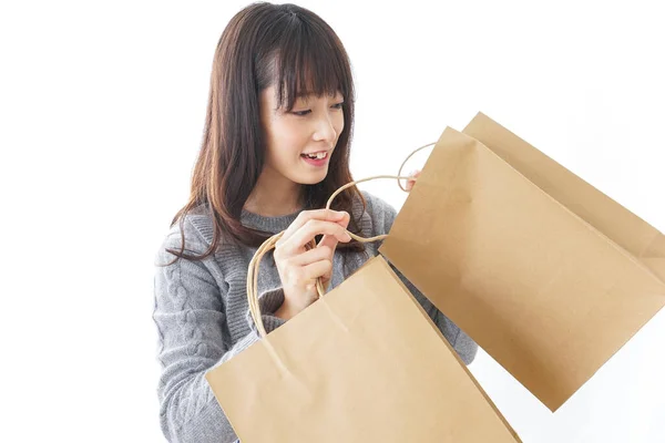ショッピングコンセプト クラフトバッグ付きの若い女性 — ストック写真