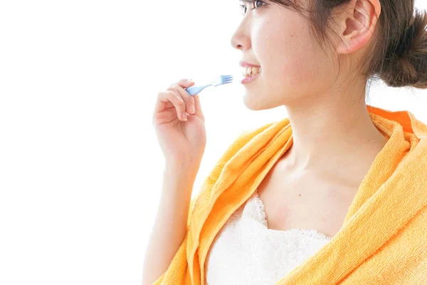 Kobieta Myjąca Zęby — Zdjęcie stockowe