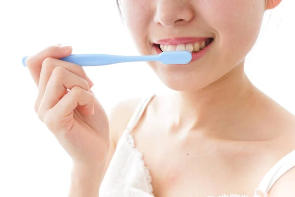Dişlerini Fırçalayan Kadın — Stok fotoğraf