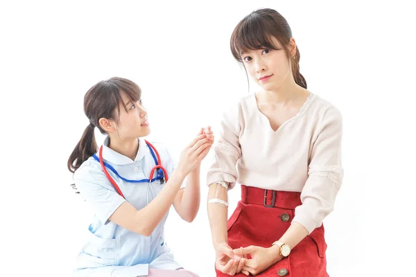 Nurse Putting Woman Drip — Stock Photo, Image