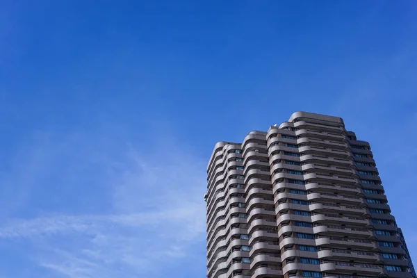 Torn Byggnad Mot Blå Himmel Bakgrund — Stockfoto