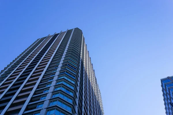 Torre Construção Contra Fundo Céu Azul — Fotografia de Stock