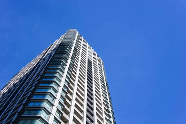 Torre Edificio Contro Cielo Blu Sfondo — Foto Stock