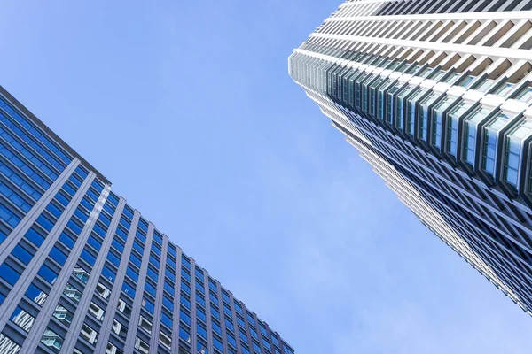 Torn Byggnad Mot Blå Himmel Bakgrund — Stockfoto