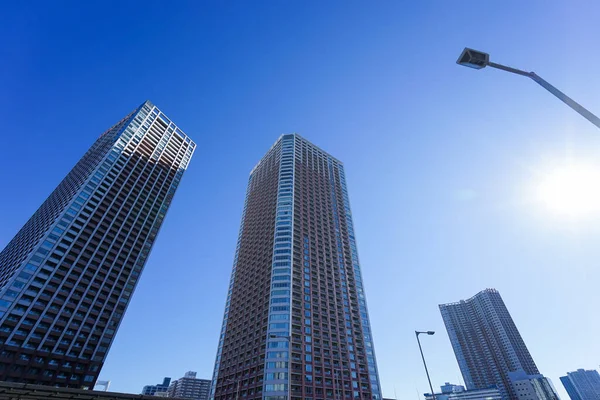 Torn Byggnad Mot Blå Himmel Bakgrund — Stockfoto