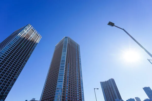 Torre Construção Contra Fundo Céu Azul — Fotografia de Stock