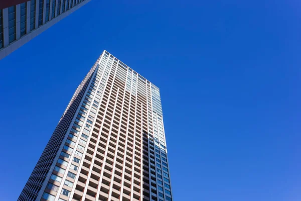 Torre Construção Contra Fundo Céu Azul — Fotografia de Stock