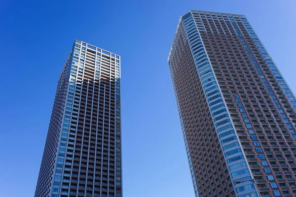 Torre Construção Contra Fundo Céu Azul — Fotografia de Stock