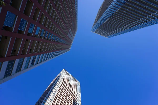 Torre Edificio Contro Cielo Blu Sfondo — Foto Stock