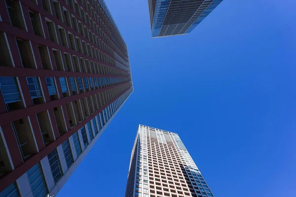 Torre Edificio Contro Cielo Blu Sfondo — Foto Stock