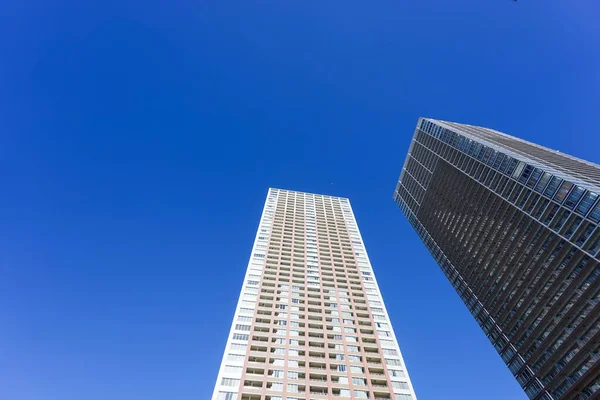 Torn Byggnad Mot Blå Himmel Bakgrund — Stockfoto