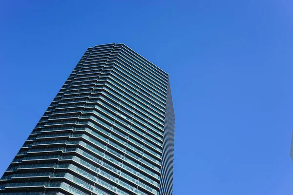 Torn Byggnad Mot Blå Himmel Bakgrund — Stockfoto